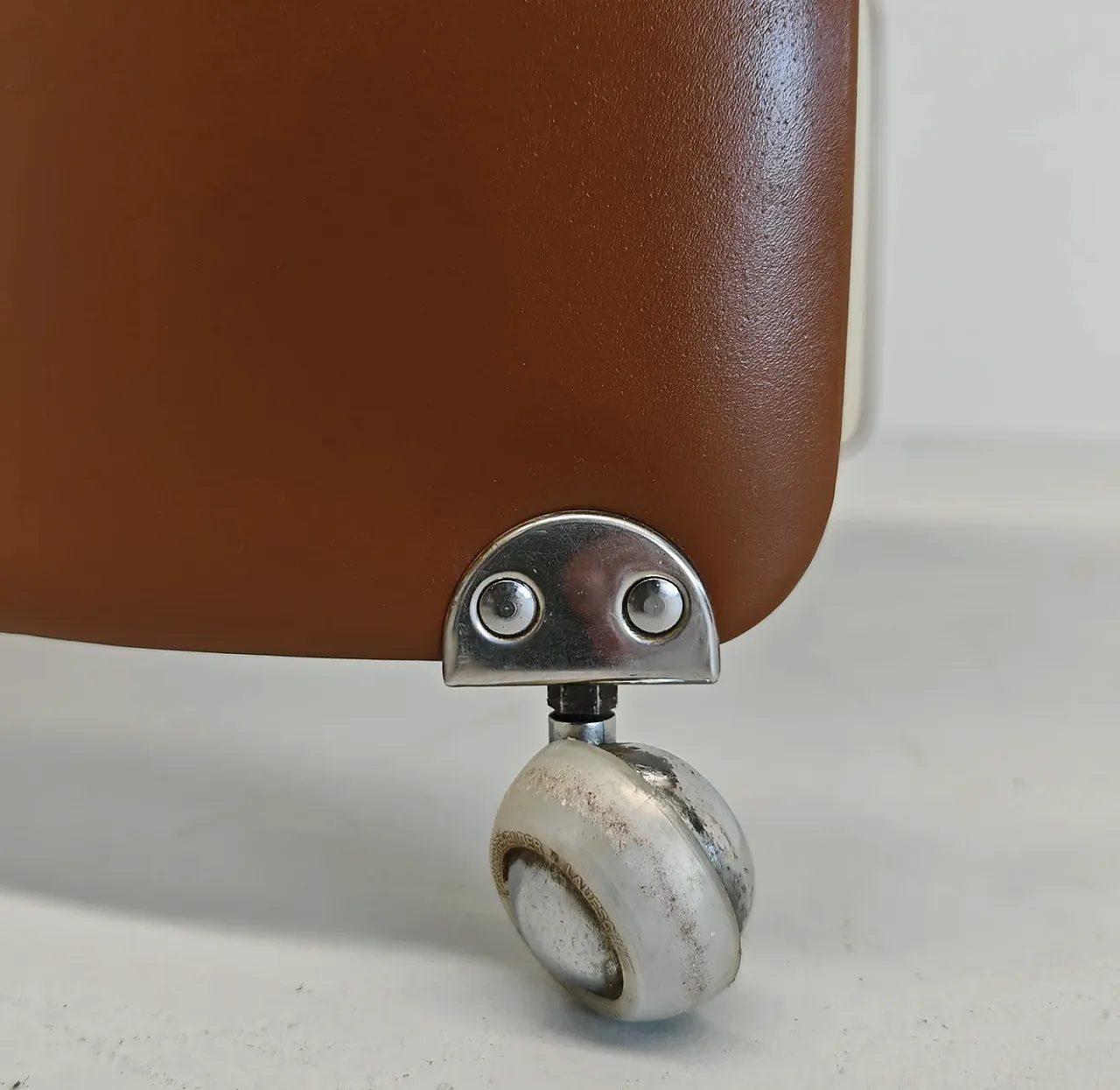 Dilly Dally leather vanity by Luigi Massoni for Poltrona Frau, 1970s 14